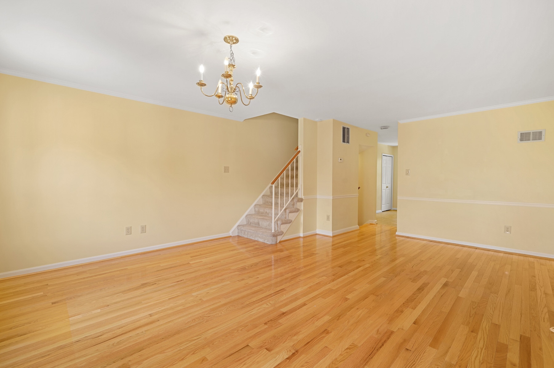 Mid level open design living rm/dining combo - 1140 N Taylor St