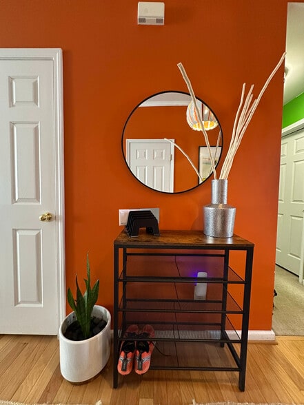 Building Photo - Room in House on Sunburst Ln