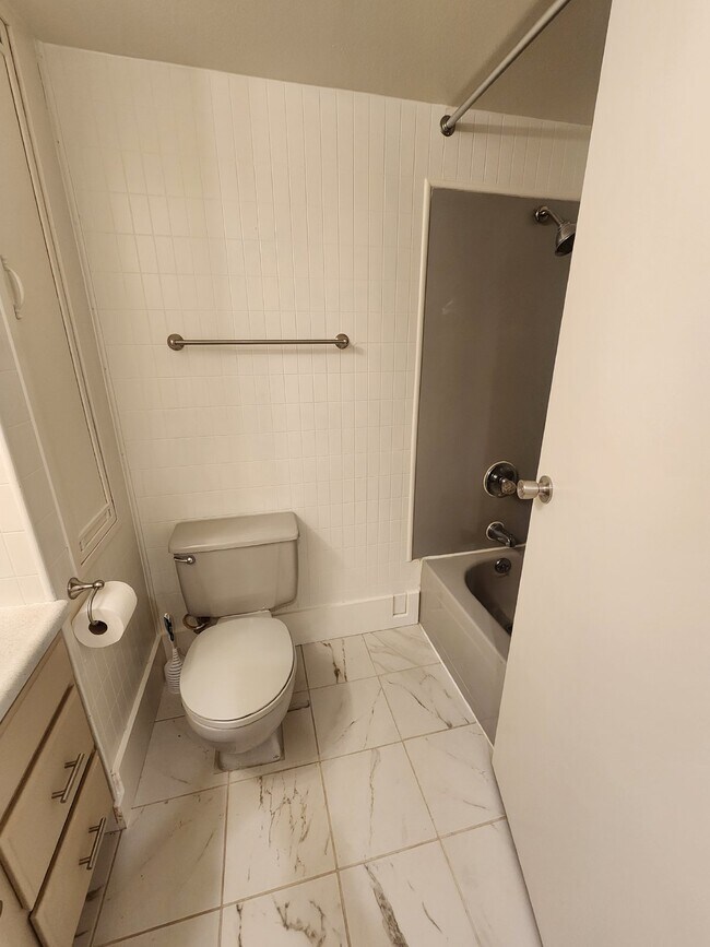 Building Photo - Very Large 3BR, 3BTH, Full Basement, Near Black Bay Park in Post Falls