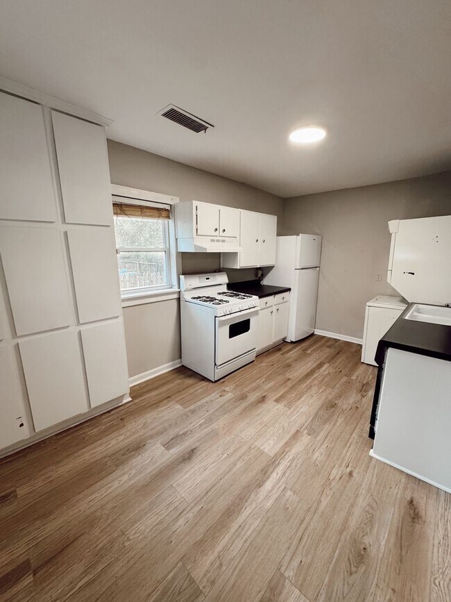Building Photo - Charming 3-Bedroom Cottage in Normaltown –...