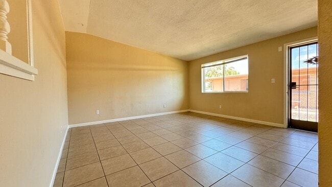 Building Photo - Treat3144-3146