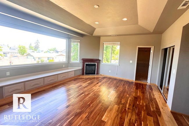 Building Photo - STUNNING 3 Bed/2.5 Bath House in Medford