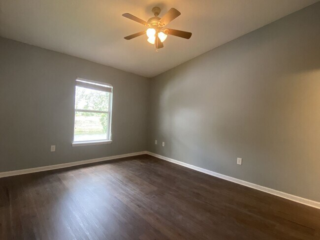 Building Photo - Herons Landing Water/Sewer/Cable/Internet included