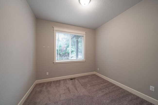 Building Photo - 9965 SE Taggart St