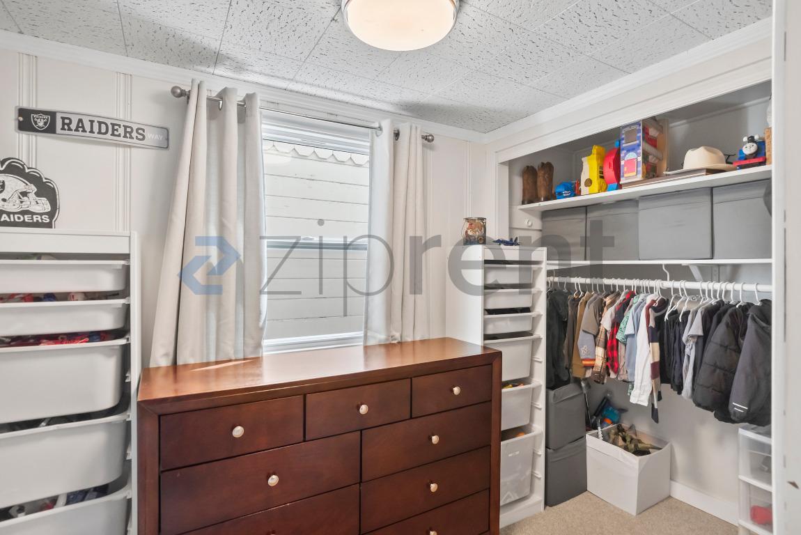 Building Photo - 1337 Acacia St