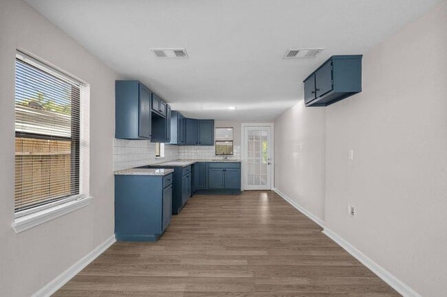Building Photo - 10118 Norvic St
