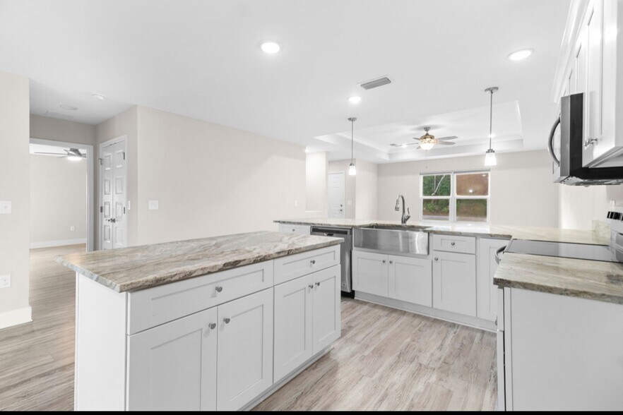 Building Photo - 13050 Hartung Ave