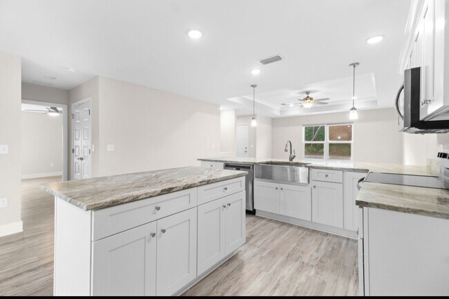 Building Photo - 13050 Hartung Ave