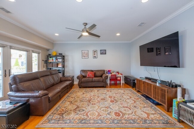 Building Photo - 27 Evergreen Ave