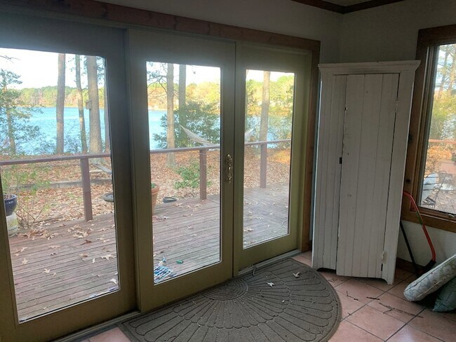 Building Photo - 9077 Henderson Ln