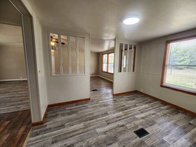 Building Photo - 3 bed, 2 bath on 1/3 Acre of FENCED land.