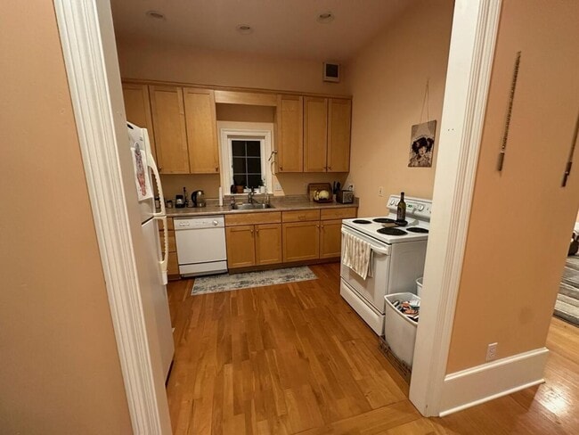 Building Photo - One of a kind furnished apartment on Creek...