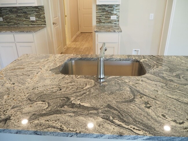Building Photo - Like NEW 3 Bed 3 Bath Townhouse in Denton