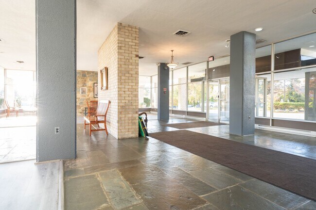Building Photo - 1 Bed 1 Bath Condo in Barcroft Hills