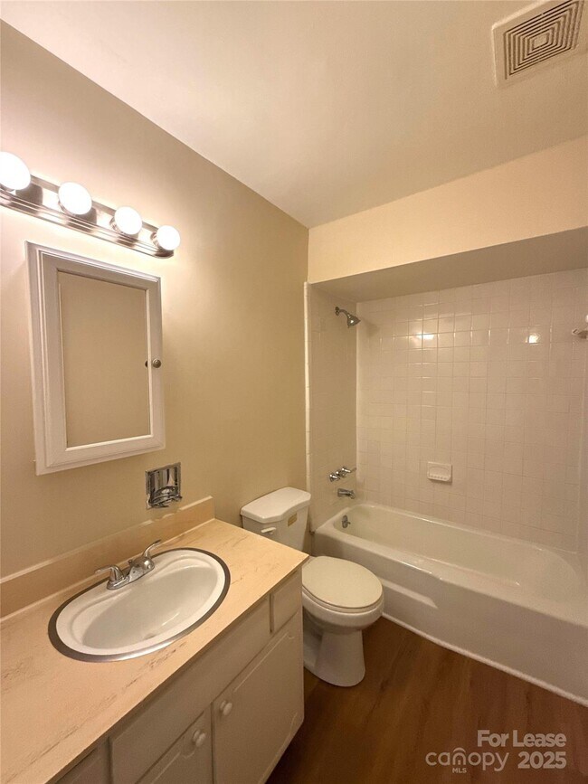 Building Photo - 2610 Park Rd