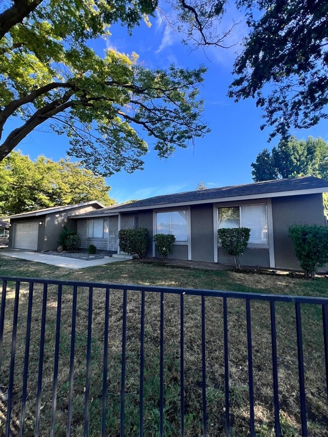 Building Photo - Pretty 3 bedroom 2 bath home in Modesto