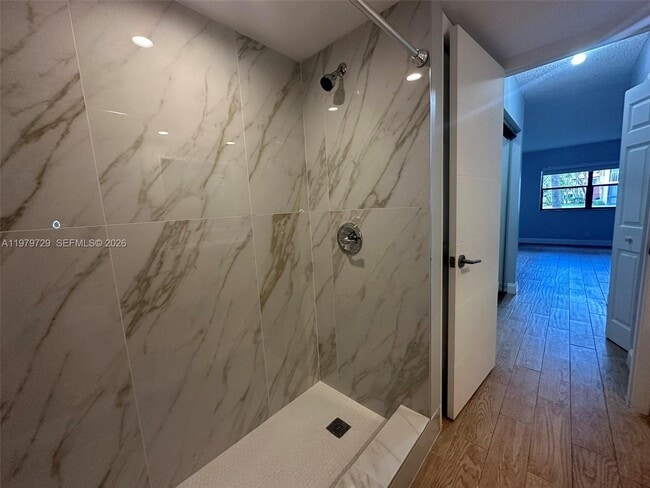 Building Photo - 200 Lakeview Dr