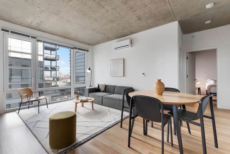 Building Photo - 853 W Blackhawk St