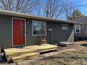 Building Photo - Charming 2BR Apartment Near Downtown Urbana + Garage