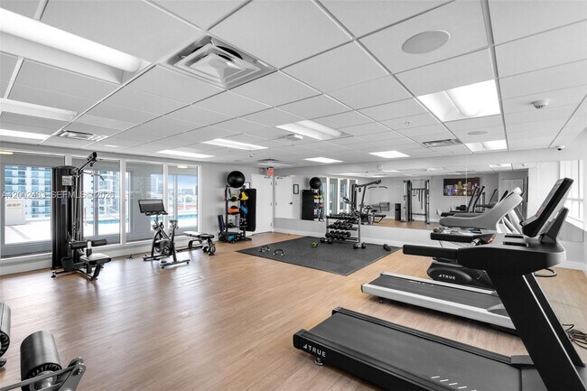 Building Photo - 321 NE 26th St