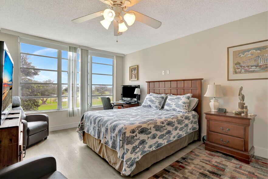 Building Photo - 2851 S Palm Aire Dr