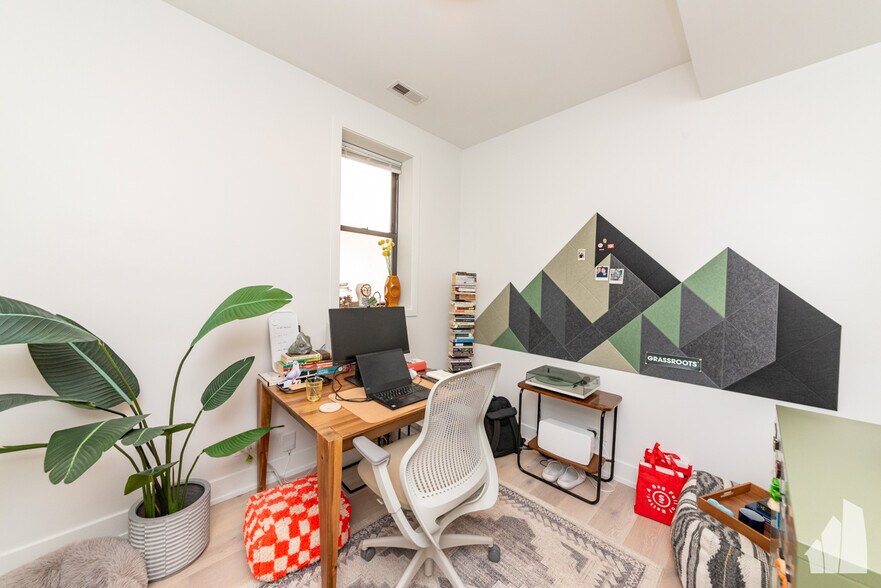 Building Photo - 1336 W Bryn Mawr Ave