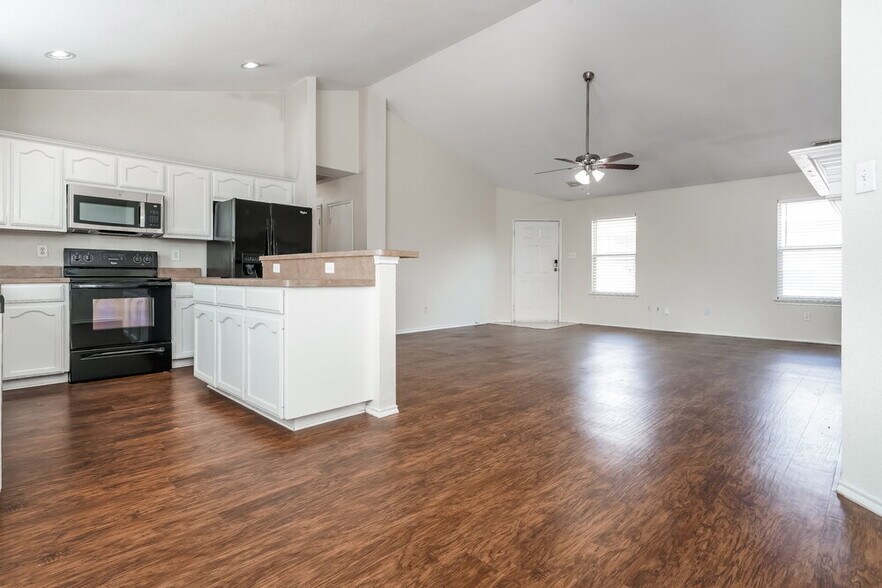 Building Photo - 913 Honey Locust Ln