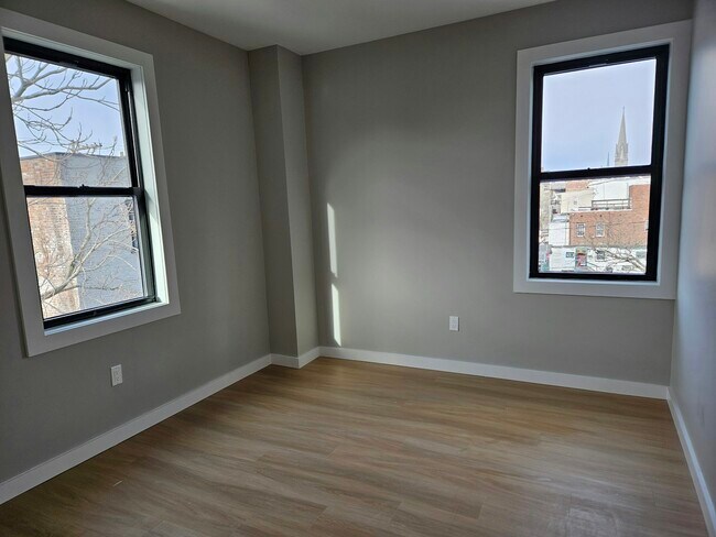 Building Photo - 1487 5th Ave