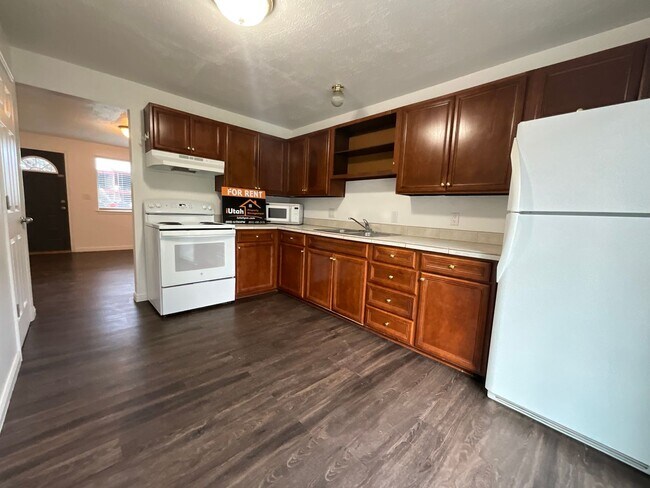 Building Photo - 1124 Vitt Dr