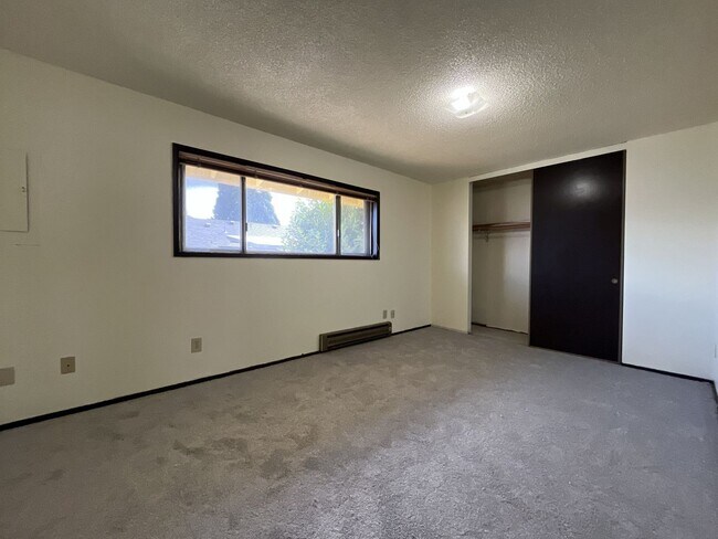 Building Photo - Spacious 3 Bedroom with Bonus Living Area, Patio & Built in Fireplace