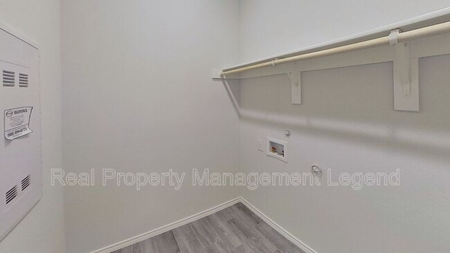 Building Photo - 8998 Fair Oaks Dr