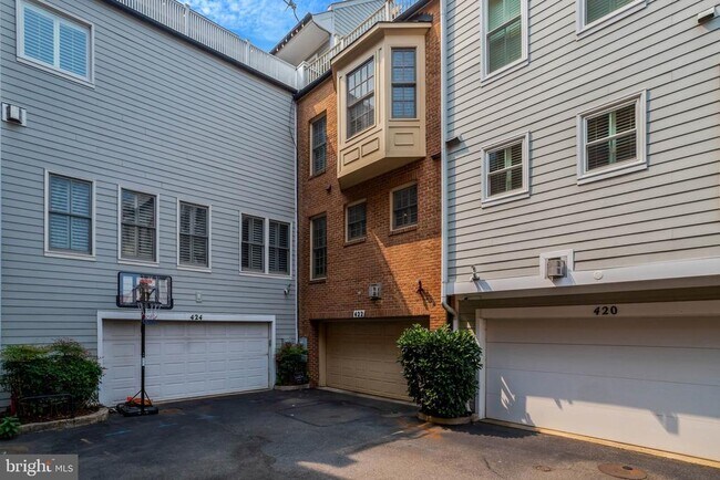 Building Photo - 422 Pendleton St