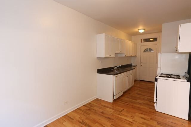 Building Photo - 627 W Cornelia Ave