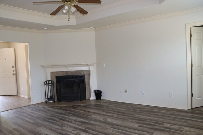 Building Photo - 805 SW Sandrock Rd