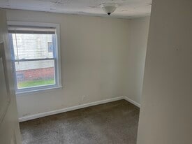 Building Photo - 32 Maple St