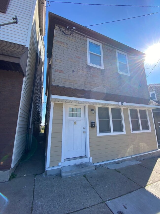 Building Photo - 707 Brownsville Rd