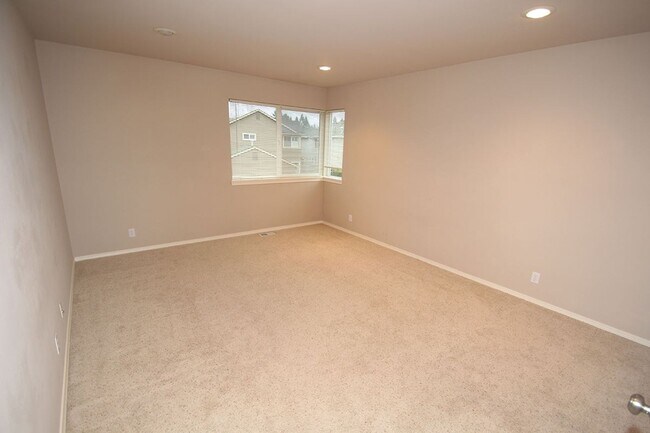 Building Photo - 4 BEDROOM WOODBRIDGE REDMOND HOME FOR RENT...