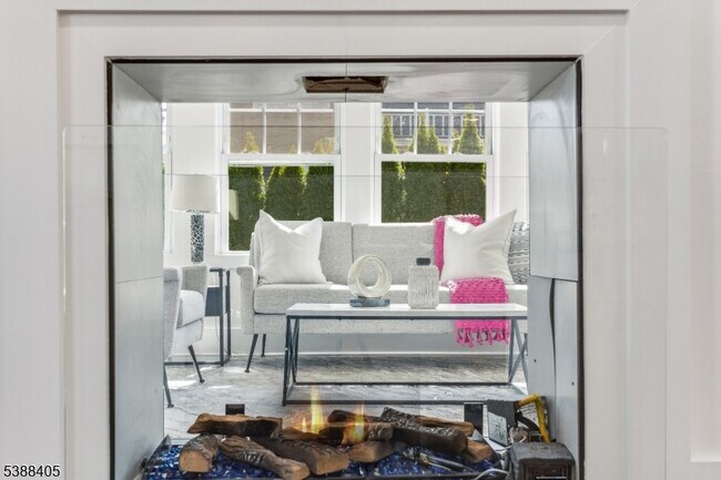 Building Photo - 648 E Broad St