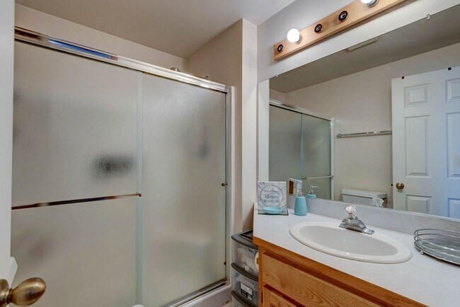 Building Photo - 3 Bed 2.5 Bath Townhome with Garage