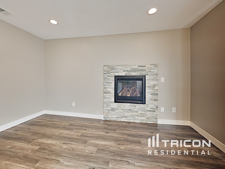Building Photo - 2371 Coronado Ct
