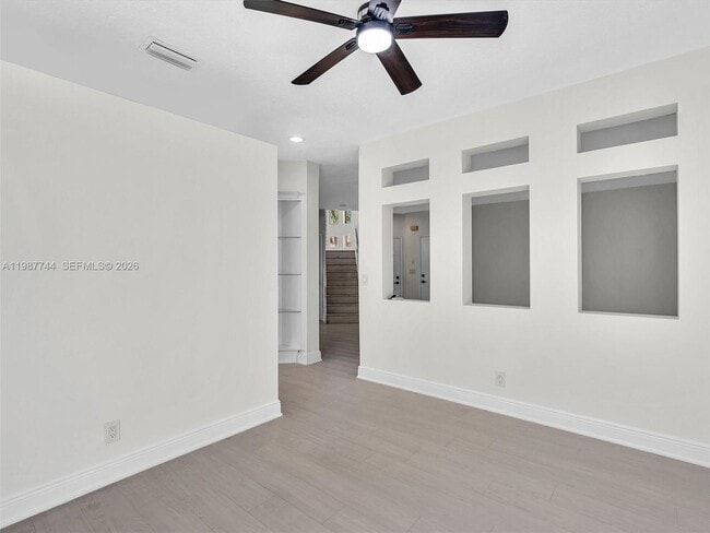 Building Photo - 11407 Lakeview Dr