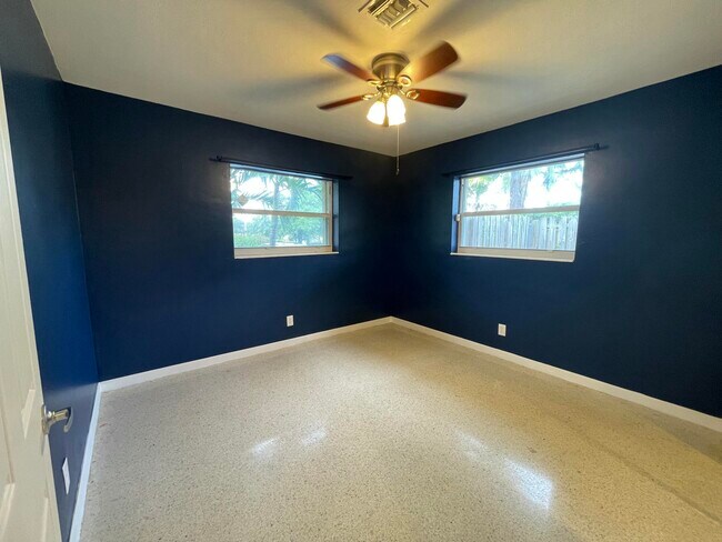 Building Photo - 842 SW 12th Ct
