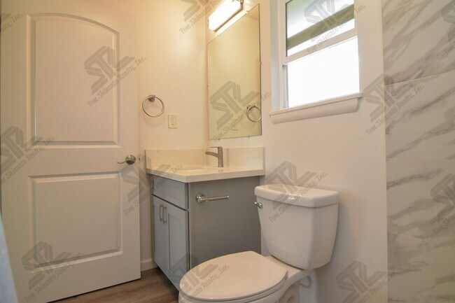 Building Photo - 1093