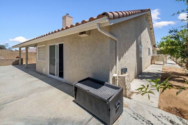 Building Photo - Beautiful 4-Bedroom, 2.5-Bathroom Home in Victorville, CA