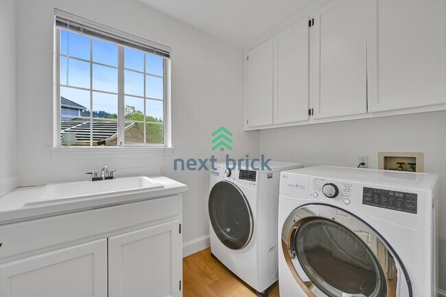 Building Photo - Beautiful Bellevue Single Family Home with 4 Beds + Bonus Room+ Den For Rent