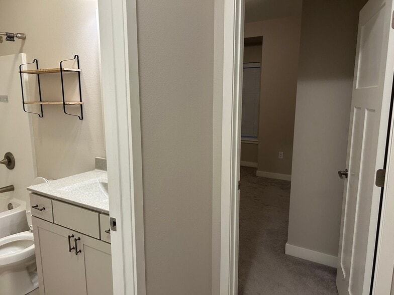 Building Photo - 300 Clark Dr