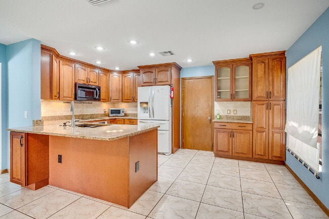 Building Photo - Beautifully updated Pool Home