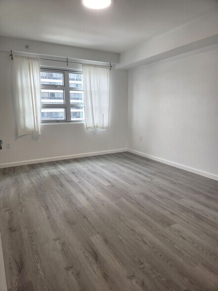 Roomy bedroom - 801 South St