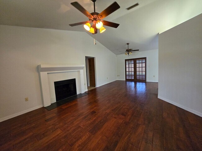 Building Photo - Springtree - Beautiful, spacious home