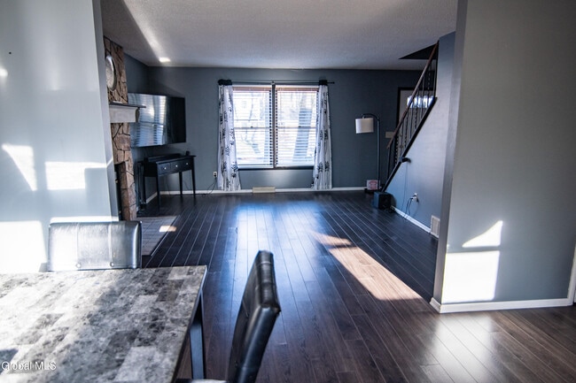 Building Photo - 15 Longwood Dr